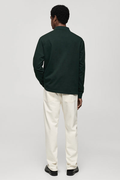 Groene MANGO trui, gedragen met een gebroken witte broek en zwarte schoenen, achterzicht.