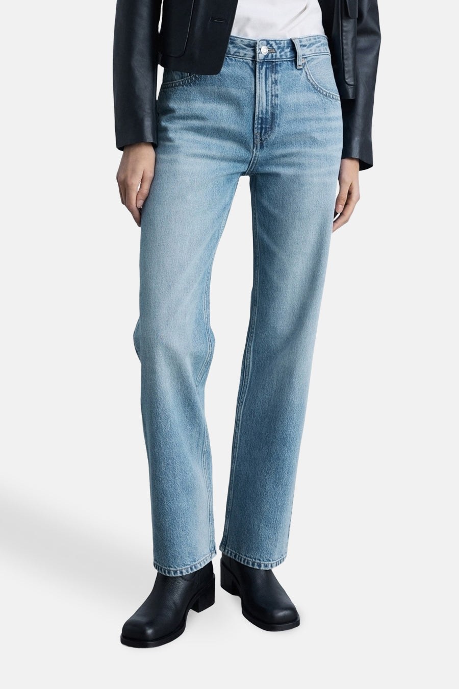 Lichtblauwe rechte jeans van MANGO, gedragen met een zwart leren jasje en enkellaarsjes.