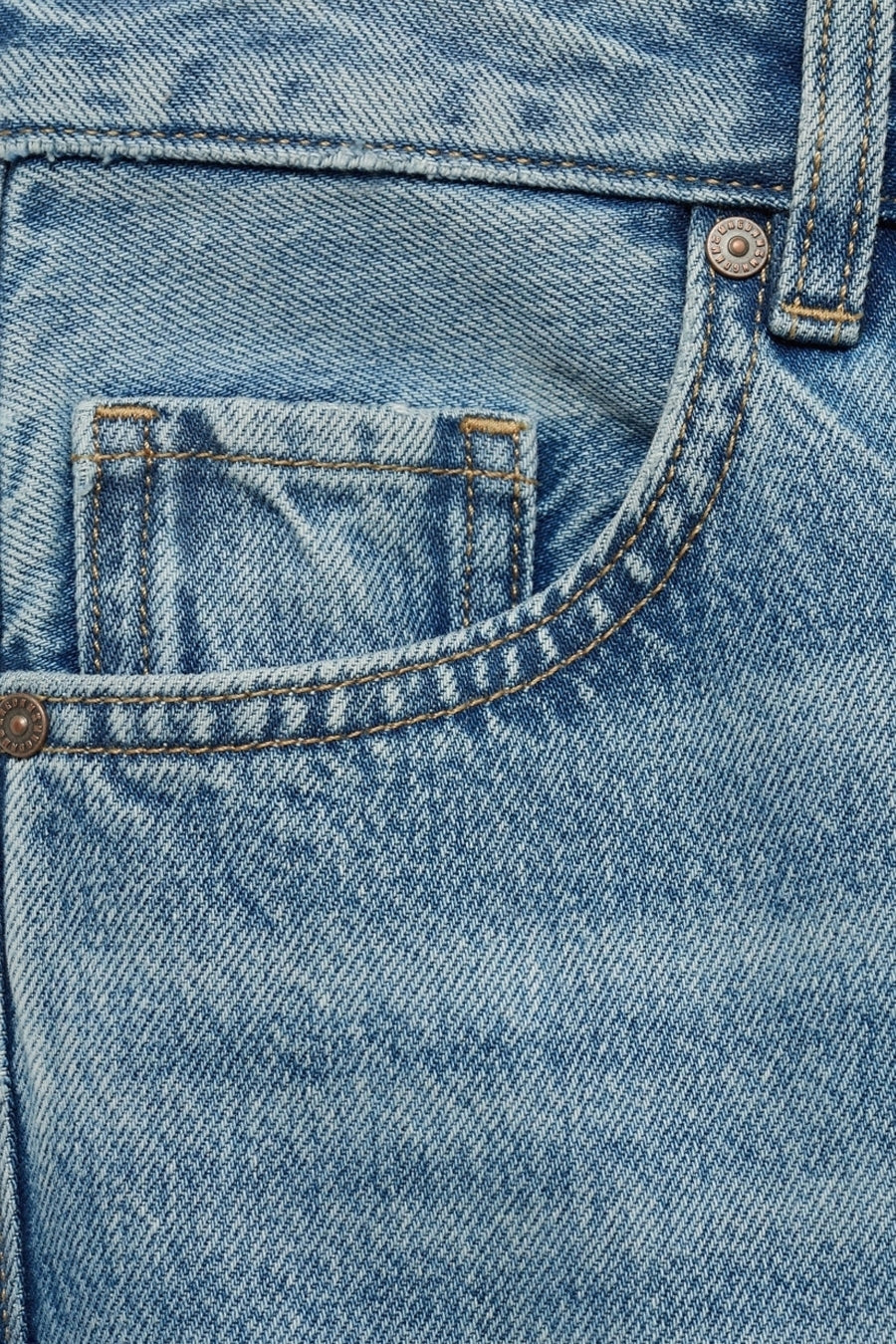 Rechte spijkerbroek van lichtblauw denim van MANGO, met muntzakje en zichtbare naden.