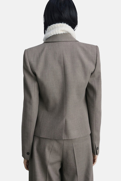 Bruine blazer van MANGO, met een bontkraag en een getailleerde pasvorm, achterzijde.