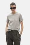 Grijs T-shirt met korte mouwen van MANGO, gedragen met een broek met hoge taille, achtergezicht met paardenstaart.