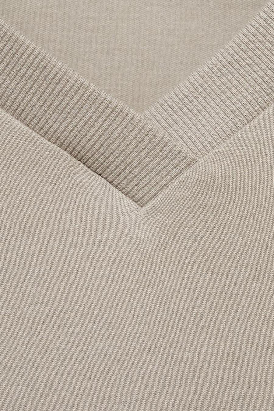 Grijze T-shirt met korte mouwen van MANGO, van jerseymateriaal met een geribde V-hals.