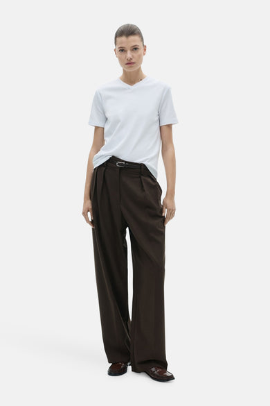 Witte t-shirt met korte mouwen van MANGO, gedragen met een hoge taille broek in bruin met plooien en mocassins.