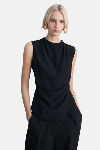 Zwarte mousseline van MANGO, met een asymmetrische snit aan de kant.