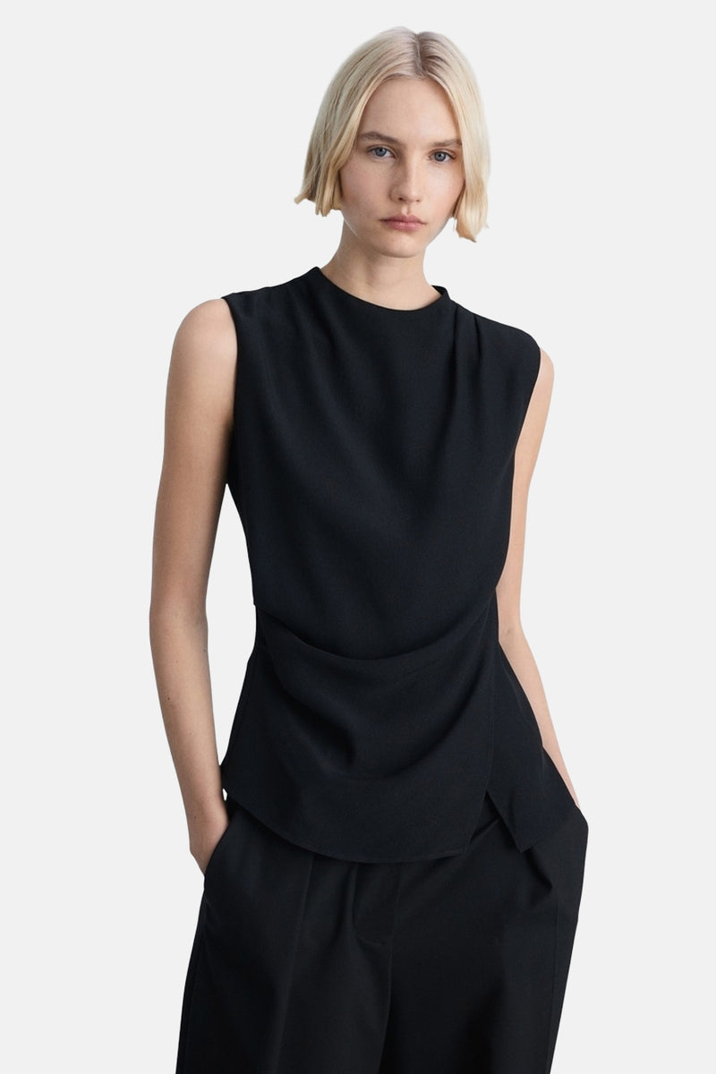 Zwarte mousseline van MANGO, met een asymmetrische snit aan de kant.