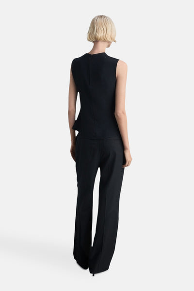 Blouse noire sans manches de MANGO, avec une coupe asymétrique sur le côté.
