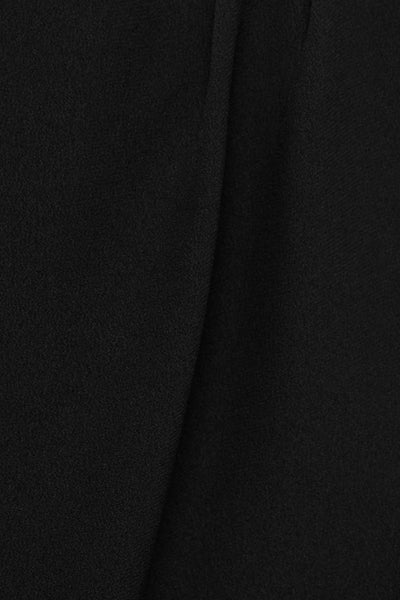 Zwarte blouse van MANGO, subtiele textuur en delicate drapé.