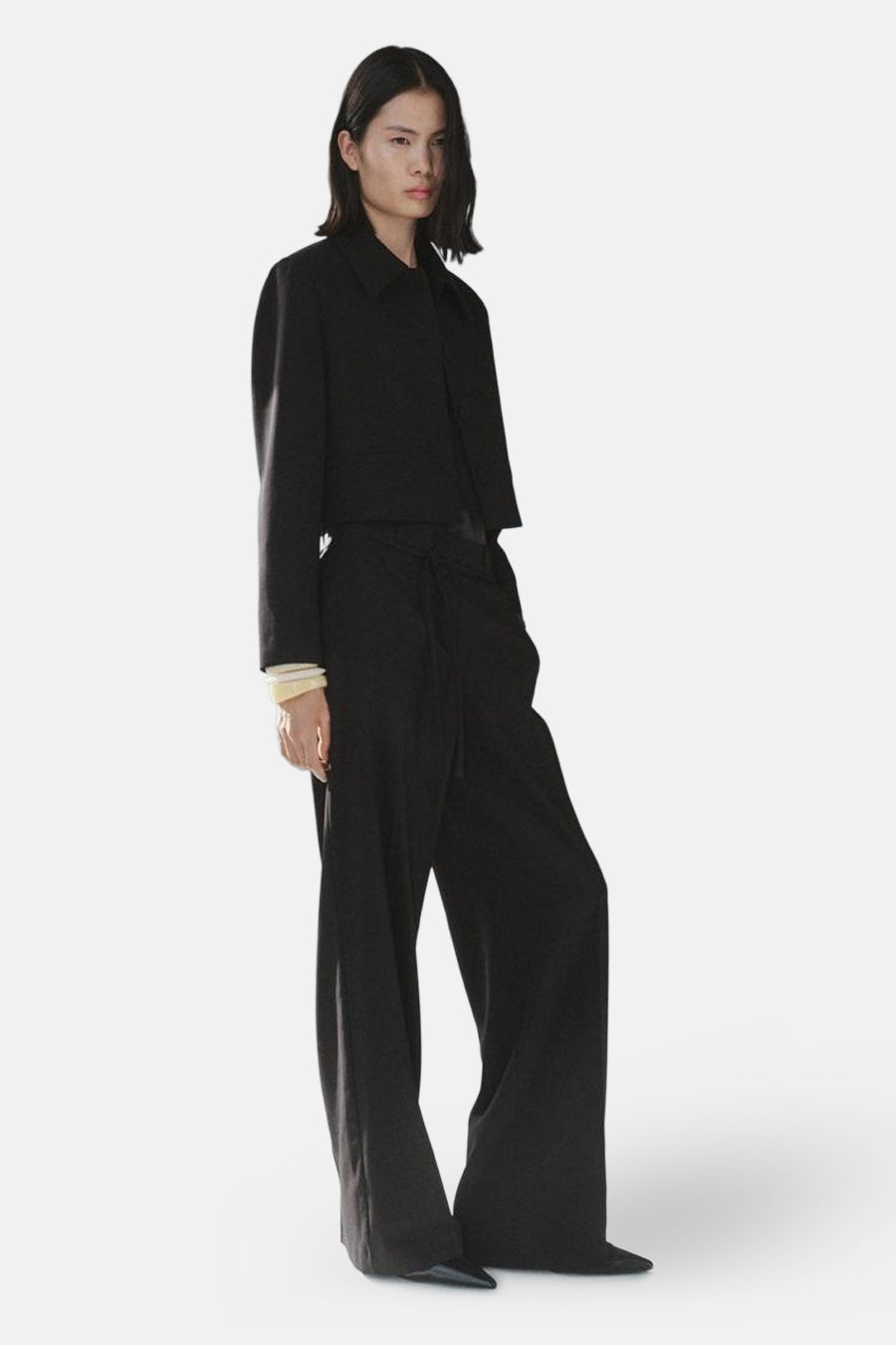 Zwarte MANGO pantalon met hoge taille en wijde pasvorm.