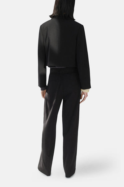 Pantalon de costume noir par MANGO, coupe droite, vu de dos.