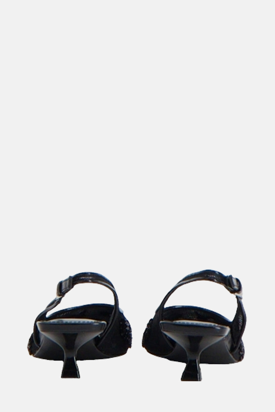 Zwarte pumps van MANGO, met een verstelbare hielband en een dunne hak.