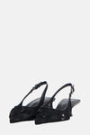 Zwarte pumps van MANGO versierd met geborduurde details en een elegante hielband.
