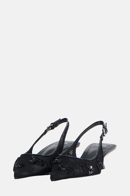 Zwarte pumps van MANGO versierd met geborduurde details en een elegante hielband.