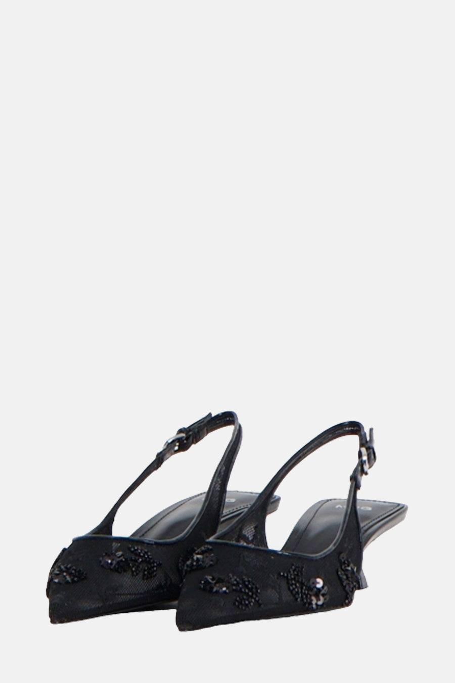 Zwarte pumps van MANGO versierd met geborduurde details en een elegante hielband.