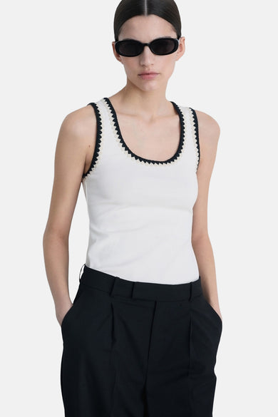 Ecru hemdje van MANGO, zwarte bies, gedragen met een zwarte broek met hoge taille.