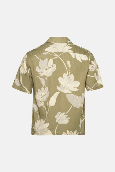 Groen overhemd met korte mouwen van MANGO met wit bloemenpatroon op een getextureerde achtergrond, achterzijde.