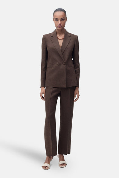 Blazer marron de MANGO, avec un col à revers et une fermeture à double boutonnage.