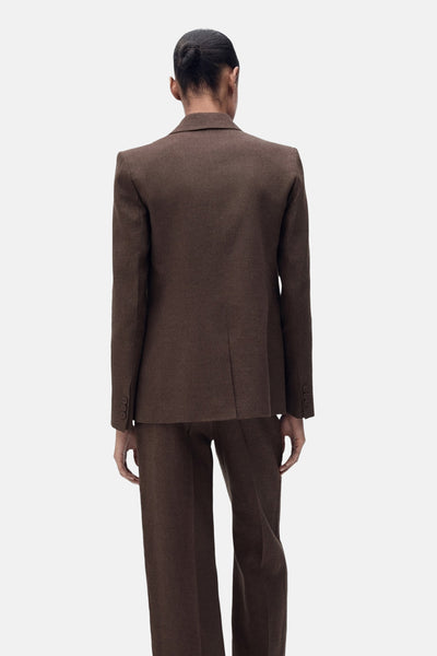 Blazer marron de MANGO, vue de dos, avec une texture subtile et une coupe ajustée.