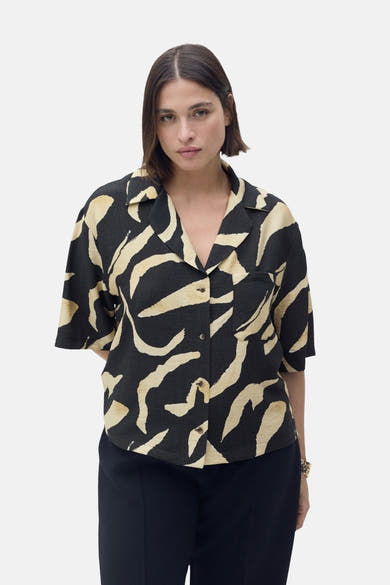 Chemise à manches courtes noire par MANGO, à motifs abstraits crème, avec poche poitrine.
