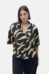 Chemise à manches courtes noire par MANGO, à motifs abstraits crème, avec poche poitrine.
