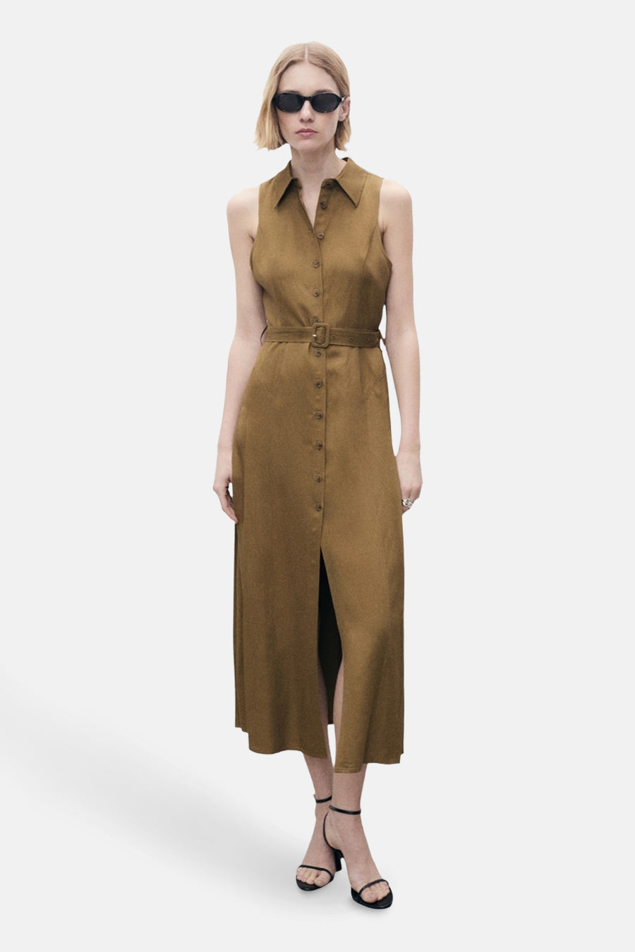 Kaki jurk van MANGO, midi-model, met bijpassende riem en zwarte hak sandalen.