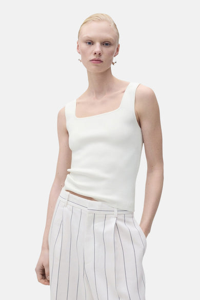 Witte MANGO tanktop, vierkante snit, gedragen met een gestreepte broek, achterzicht.