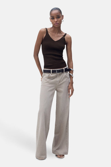 Débardeur brun de MANGO, porté avec un pantalon taille haute et une ceinture noire.