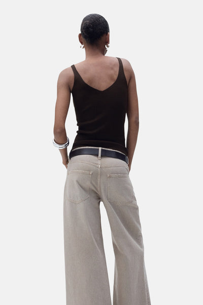 Débardeur brun van MANGO, porté avec un pantalon taille haute et une ceinture noire.