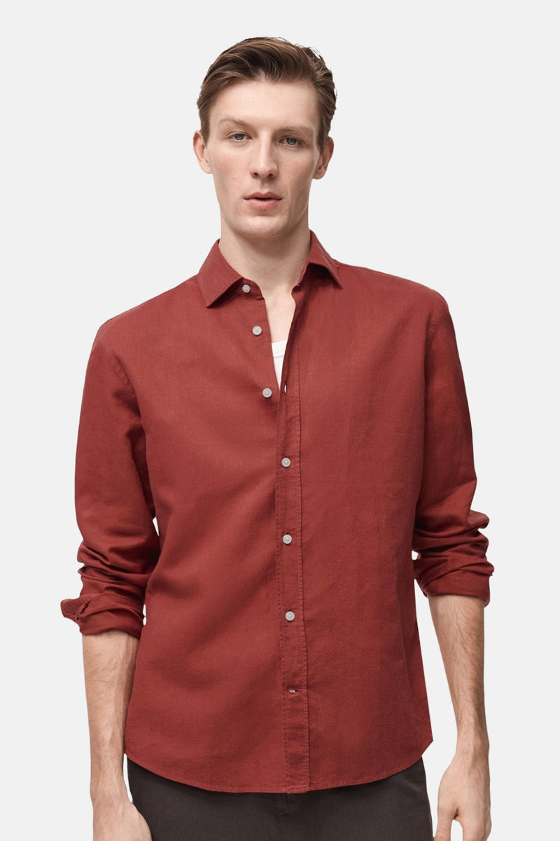 Rood overhemd met lange mouwen van MANGO, achterkant, met opgerolde mouwen en afgeronde zoom.