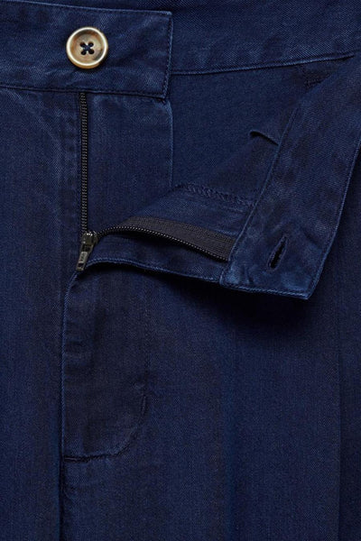 Pantalon bleu foncé en denim by MANGO avec fermeture éclair et bouton.
