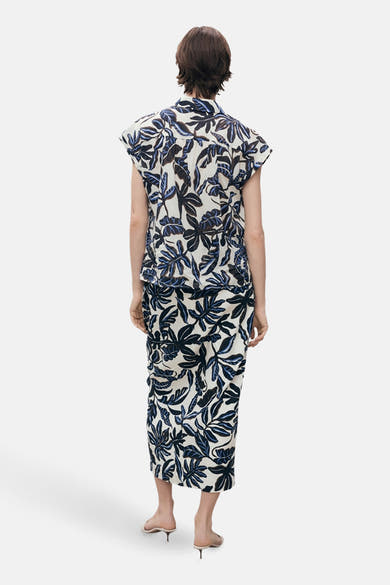 Multikleurig overhemd met korte mouwen van MANGO, marineblauw en wit bloemenpatroon, achterzijde.