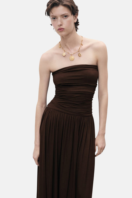 Bruine buisjurk van MANGO, met een gouden ketting met bedeltjes.