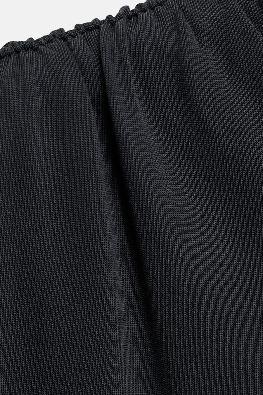 Zwarte top van MANGO, geribbelde textuur, met geplooide detail bij de halslijn.