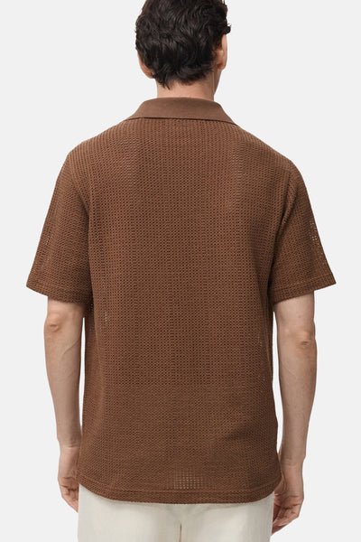 Bruin poloshirt met korte mouwen van MANGO, in ajourbreisel, van achteren gezien.