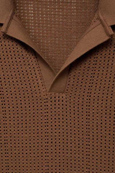Polo à manches courtes brun de MANGO avec texture en maille ajourée et col classique.