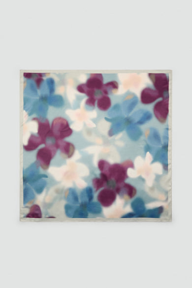 Blauwe sjaal, van MANGO, met een veelkleurig abstract patroon en een effen rand.