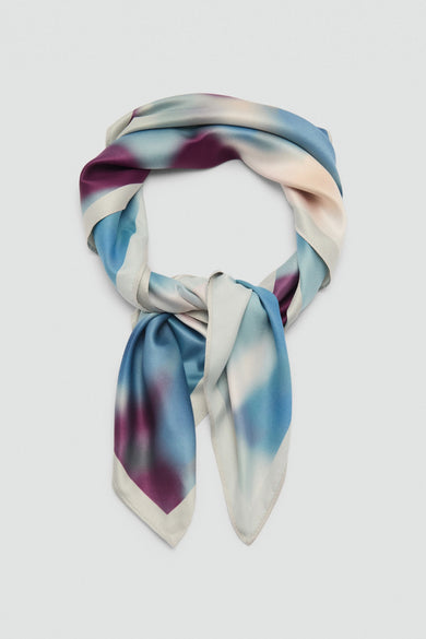 Blauwe sjaal van MANGO, met een abstract patroon in tinten paars, blauw en gebroken wit.