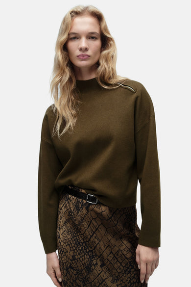 MANGO kaki-pullover met een decoratieve knopsluiting op de schouder en een slanghuidprint.