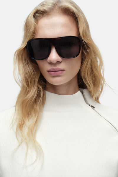 Witte ronde nekpull van MANGO, met een zijnaai en gedragen door een blonde model.