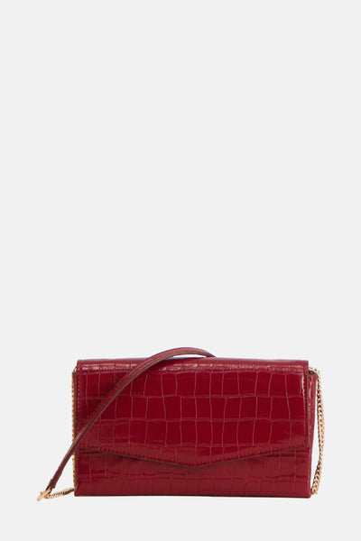 Sac à main bordeaux en cuir d'imitation de MANGO, motif crocodile et bandoulière chaîne dorée.

