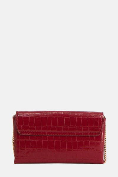 Bordeaux handtas van MANGO, lakleren krokodillenlook met een gouden ketting schouderriem.