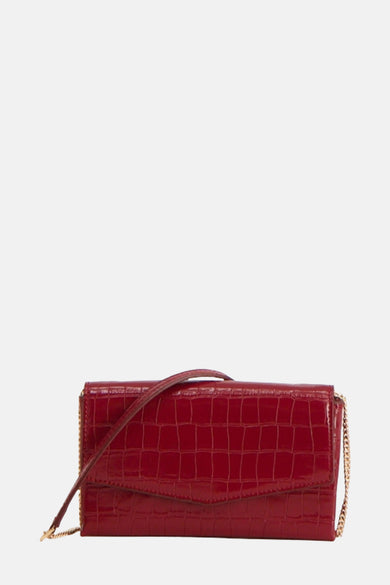 Bordeaux handtas van imitatieleer van MANGO, met goudkleurige kettingriem en krokodillenlook.