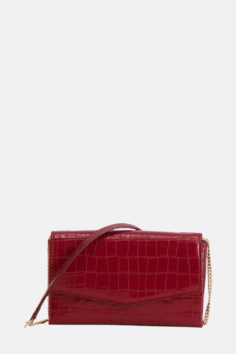 Bordeaux handtas van imitatieleer van MANGO, met goudkleurige kettingriem en krokodillenlook.