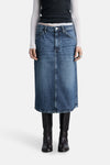 Midi-rok van middinblauw denim van MANGO, gedragen met een wit en grijs shirt met lange mouwen.