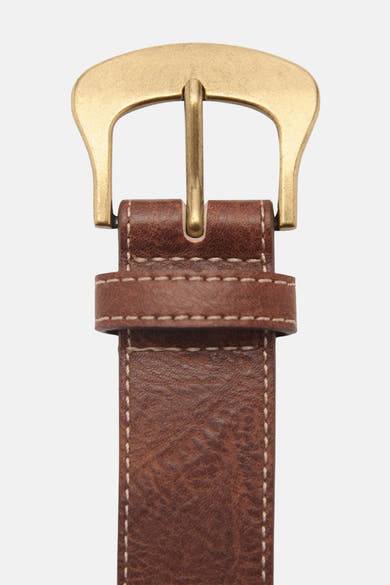 Bruine leren riem van MANGO, met gouden gesp en contrasterende stiksels.