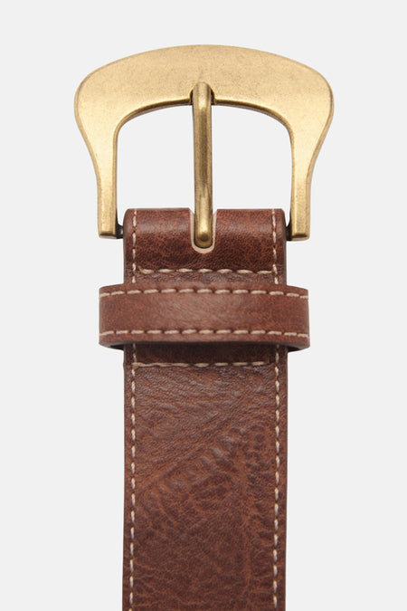 Bruine leren riem van MANGO, met gouden gesp en contrasterende stiksels.