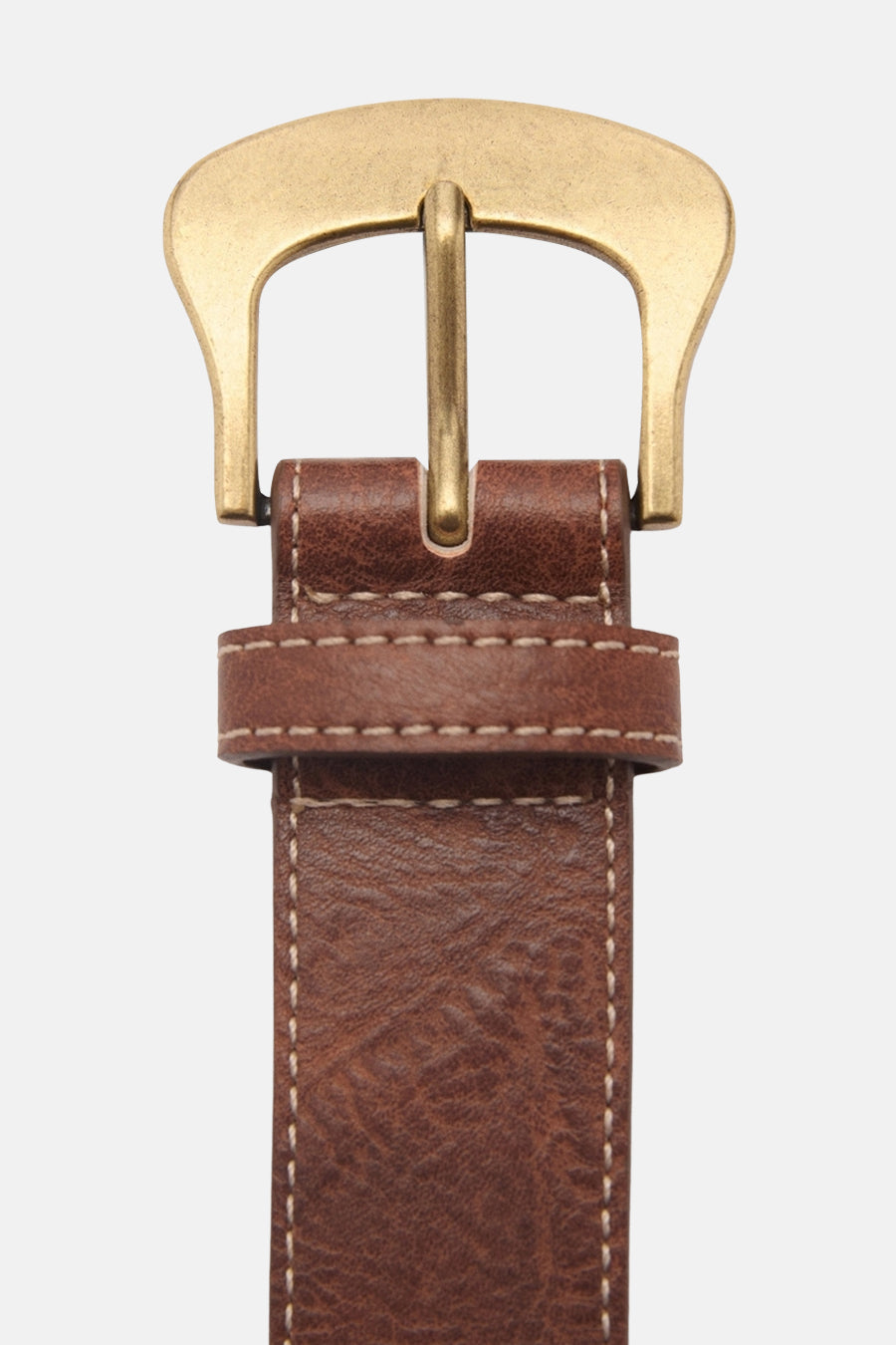 Bruine leren riem van MANGO, met gouden gesp en contrasterende stiksels.