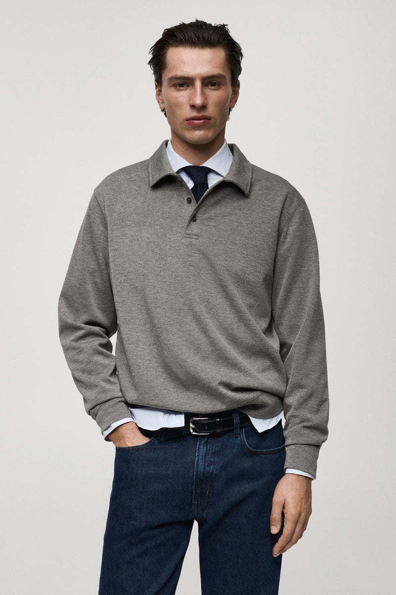 Grijze sweater van MANGO, gedragen met een donkerblauwe jeans en zwarte leren schoenen, achterzicht.