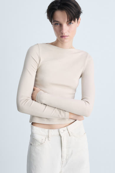 T-shirt beige à manches longues de MANGO, porté avec un jean écru.