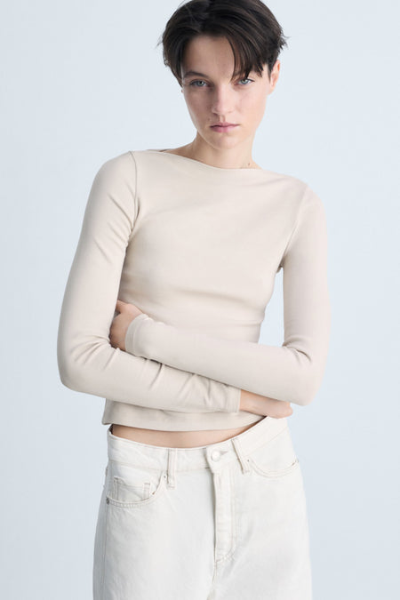 Beige lange mouw T-shirt van MANGO, gedragen met een donkergrijze jeans.