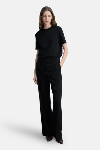 Zwarte t-shirt met korte mouwen van MANGO, gedragen met een hoge taille zwarteal, rugweergave.